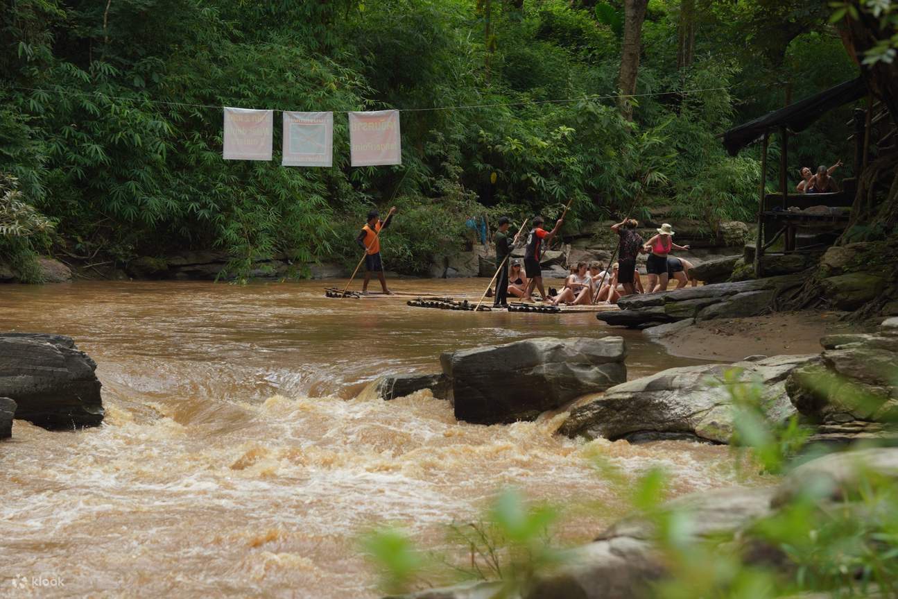 Chiang Mai : visite du village Karen, cascade et rafting, déjeuner inclus